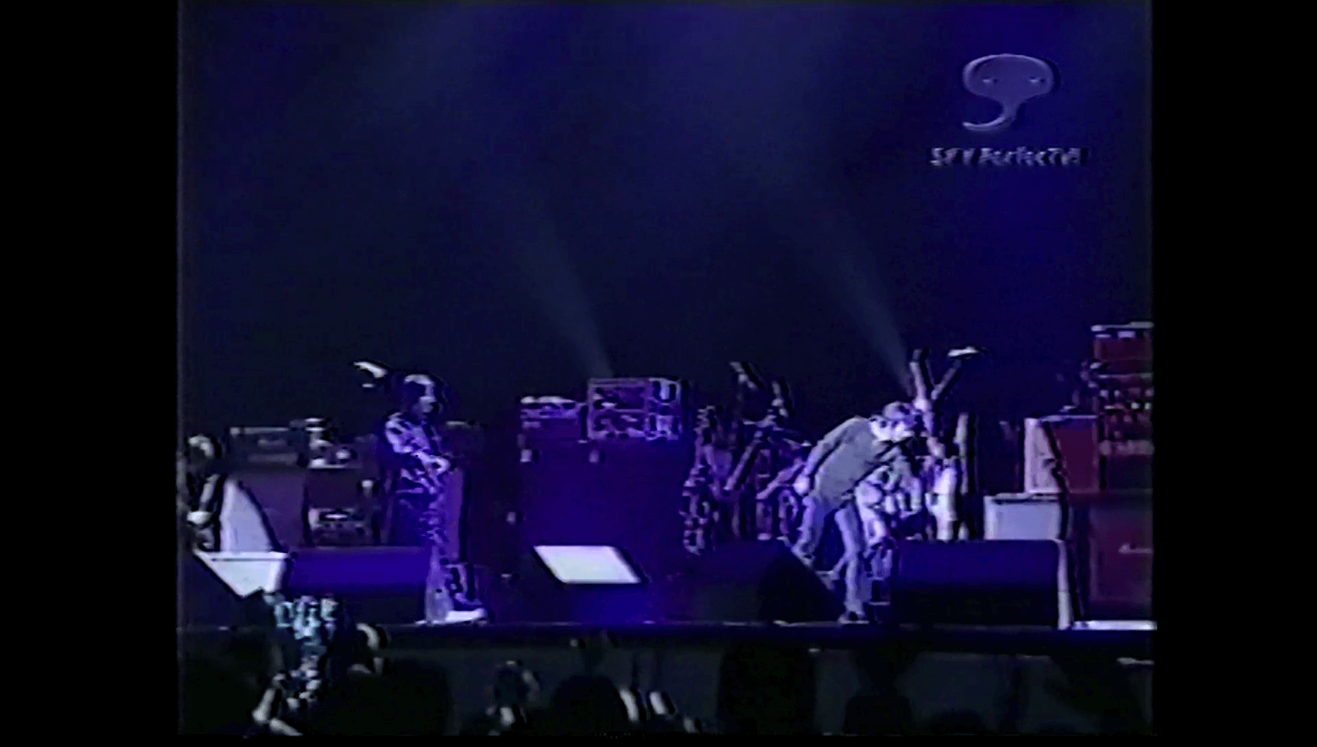 Oasis at '.Yokohama Arena; Tokyo, Japan.' - '.March 5, 2000.'